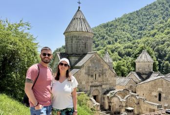 塞凡湖和迪利然私人之旅：修道院与自然【探索迪利然，这座迷人的度假小镇被茂密的森林和壮丽的山景环绕。 参观哈加尔钦修道院。探索戈沙万克修道院，这是一座中世纪的灵修和教育中心，拥有精美的雕刻十字架石碑。 前往风景如画的塞凡湖，亚美尼亚的“蓝色明珠”。攀登塞凡纳万克修道院，欣赏湖泊和周围群山令人难忘的美景。】