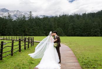 丽江玉龙雪山云杉坪+蓝月谷一日游+14人内精致小团赠衣氧【此行程是乘坐小索道前往玉龙雪山景区的云杉坪景点游玩，并非去4680的冰川公园，请您看好后再下单】