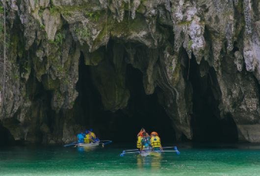 公主港地下河之旅的奇观【探索联合国教科文组织世界遗产：深入迷人的公主港地下河 见证壮观的石灰岩奇观：在广袤的洞穴中惊叹于大自然数百万年雕琢而成的鬼斧神工——令人震撼的钟乳石与石笋群 体验原始自然之美：穿越葱郁的热带景观，在周边国家公园邂逅独特野生动物】