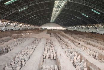 西安秦始皇帝陵博物院(兵马俑)+华清宫+西安千古情一日游【安心出游，总社发团、可选12人精品团、金牌导游讲师VIP头等舱团、西安市三环内接早。】