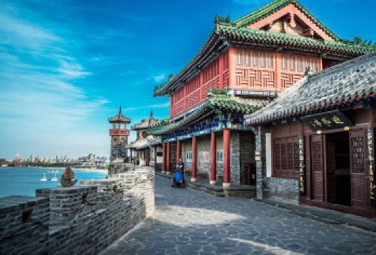 【19人轻奢团】烟台蓬莱阁+八仙雕塑+金沙滩孤独的鲸一日游【[解锁八仙神话]“人间仙境”蓬莱阁，寻找八仙过海的足迹。】