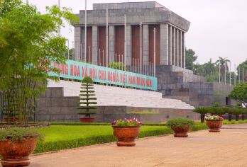 河内文化瑰宝一日游【镇国寺 华卢监狱 胡志明陵墓】