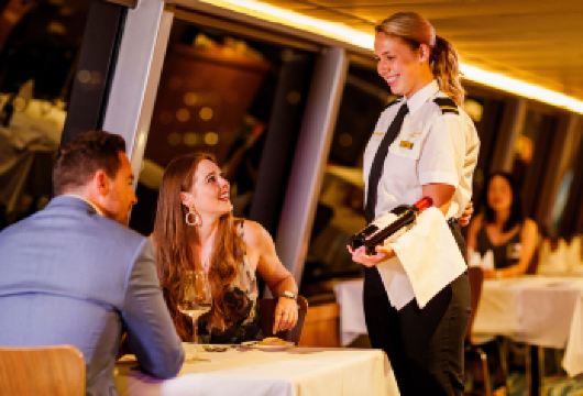 澳大利亚悉尼情人港库克船长游船奔富晚餐巡游之旅【可选临窗】【在悉尼港夜色中享用六道式品鉴菜单，搭配盘中菜式精心配对的Penfolds葡萄酒，呈现经典的美食与】