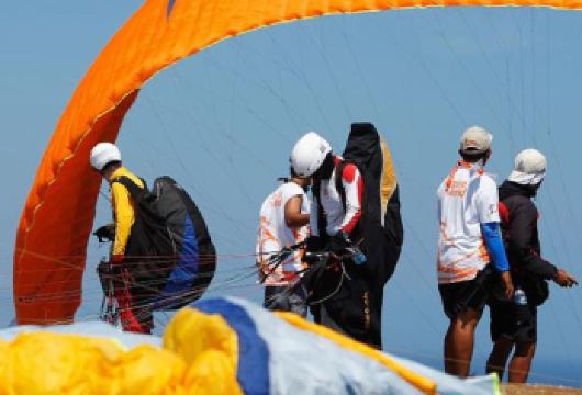 巴厘岛罗威纳海滩一日游【罗威纳追海豚海上日出悬崖滑翔伞】【适合家庭，情侣，朋友单独出游，2人起订】