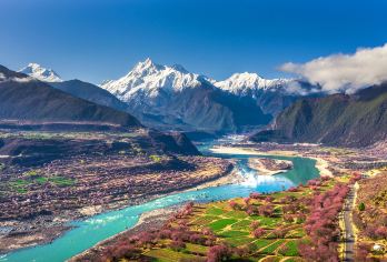 雅鲁藏布大峡谷+南迦巴瓦峰+桃花村+鲁朗林海+多语种导游O【全程中文/英文/小语种服务，沟通无障碍，景点可调】