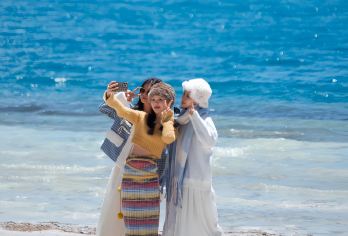 羊卓雍措+卡若拉冰川一日游【冬游特惠 藏地自发 领队带玩】【[羊湖冰川]羊湖游览1 3号观景台，可近距离结束湖水，卡若拉冰川去前山游玩，可徒步爬栈道】