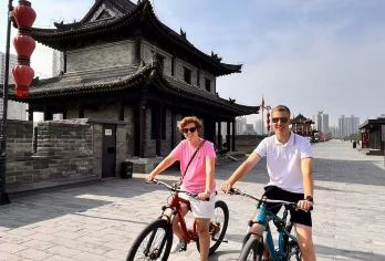 西安小南门早市深度体验+明城墙骑行【沉浸式体验本地生活：探秘西安人日常的南门早市，品尝地道街头小吃，感受市井烟火气。】