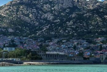 赶海园+青山渔村一日游【2-6人团/提供赶海工具/上门接送】【[升级赶海 亲子必选]沙滩+青山渔村+环海公路，免费提供赶海工具，体验亲手挖嘎啦，抓螃蟹的乐趣！】