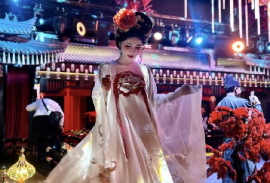 昆明觉宴一日游【 六觉沉浸+一菜一秀+国风换装】【香道、古乐、舞乐、光影、滇味与剧情交织，视 / 听 / 嗅 / 味 / 触 / 知觉六感全开。】