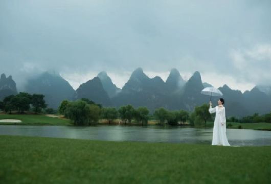 桂林冠岩桂海1日游旅拍体验热气球纯玩【桂林市区大型草坪与山峰桂海晴岚旅拍体验，热气球游玩】
