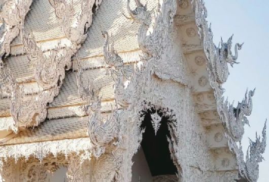 清莱蓝庙+白庙+黑庙一日游【长颈族｜中文导游｜酒店接送】【参观Maekhajan温泉 ，白庙与黑庙是天堂还是地狱？感叹极具艺术价值的人工建造技术！】