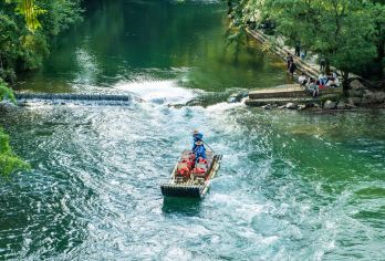 温州楠溪江+崖下库+丽水古街+竹筏漂流一日游 含午餐 【楠溪江，晨雾缭绕，霞光把它染成了金黄色，江面上几叶扁舟，令人心旷神怡。】