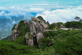安徽安庆天柱山+迎江寺+振风塔一日游可英文服务【天柱奇峰擎日月，迎江古寺镇波涛，振风塔影锁大江，皖韵三绝冠宜城】