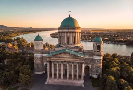匈牙利布达佩斯出发 多瑙河周边小镇一日游(3个小镇+含午餐）【探索埃斯泰尔戈姆/维谢格拉德/圣安德烈小镇，了解匈牙利的历史】