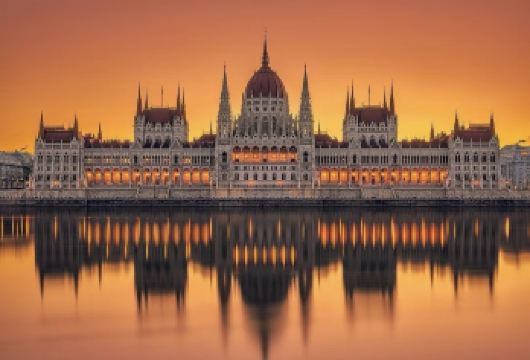 匈牙利布达佩斯+巴拉顿湖+陶波尔曹小镇包车一日游【多瑙河畔的这座城市，无论白天还是夜晚，都有无法替代的魅力。】