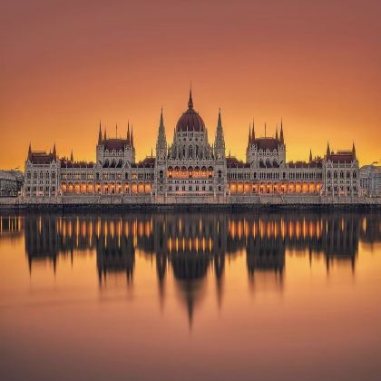 匈牙利布达佩斯+巴拉顿湖+陶波尔曹小镇包车一日游