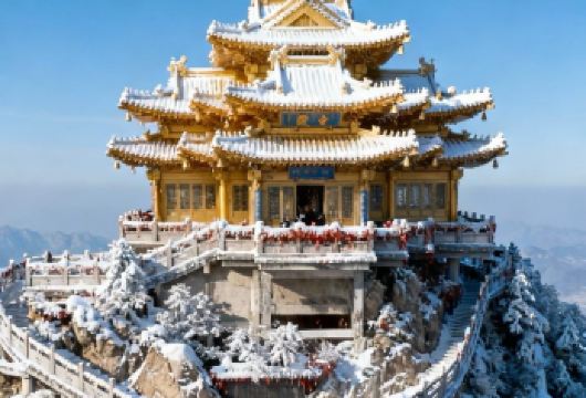 15人精品团 ●老君山纯玩一日游●上门接送导游陪爬●晚班看灯【[晚班可看亮灯]9点班次可欣赏亮灯美景。赠送登山杖、祈福牌、矿泉水，雨天加赠一次性雨衣。】