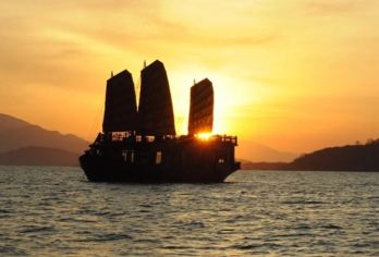 芽庄皇帝号游轮 日落巡游看夕阳 珍珠岛夜景 海鲜餐 酒店接送【带您所爱的人在美丽的芽庄湾进行一次难忘的浪漫巡游】