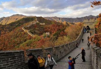 慕田峪长城和胡同私人中转游览，配备英文司机【持VIP快速通行证避开慕田峪长城的人潮 会说英语的司机 在自由活动时间，您可以按照自己的节奏探索长城和北京老胡同。】