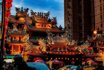 台北一日探险：瀑布轰鸣、灯笼高飞、小巷低语。【高耸的瀑布在郁郁葱葱的绿树丛中倾泻而下，提供令人惊叹的全景景观和自然摄影的**地点。 历史悠久的街道随着天灯的飘扬而变得生机勃勃，浓郁的当地风味在每个角落都散发着浓郁的文化魅力。 蜿蜒的山间小巷点缀着风景秀丽的茶馆、令人惊叹的全景景观以及仿佛故事书中的神奇氛围。】