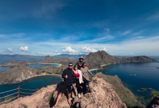 科莫多快艇全日游 | 粉红海滩 | 帕达尔岛 | 酒店接送【踏上舒适的快艇之旅，探索科莫多国家公园内六大标志性景点！徒步前往帕达尔岛的壮丽观景点，与雄伟的蝠鲼一起浮潜，近距离邂逅传奇的科莫多巨蜥。船上提供午餐、浮潜装备和漂浮物等一切所需，让您尽享无缝衔接的体验。】
