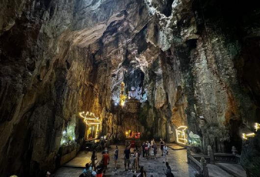 探索岘港：观音像、五行山和安富洞小团游【参观标志性的佛像，探索越南*高的佛像，欣赏岘港和海岸线的全景。 探索令人惊叹的大理石山，徒步穿过石灰岩洞穴、宝塔和观景点，欣赏令人惊叹的风景。 体验安普洞内独特的精神氛围，安普洞被称为“地狱洞”，充满了迷人的雕塑和传说。】