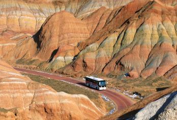 张掖七彩丹霞旅游景区半日游【早午班多套餐可选/定点上下车】【张掖站，张掖西站，免费接送，免费寄存行李（张掖七彩丹霞五一前仅下午班，五一后上下午班任选）】