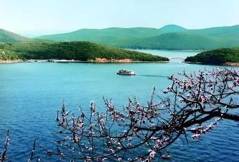 黑龙江牡丹江镜泊湖风景区一日游【惠民景区直通车◆游百里长湖】【天天发团，一人也成行，观赏高山堰塞湖奇观 悬崖跳水表演】