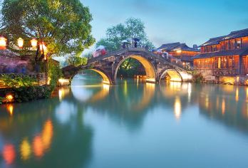 嘉兴乌镇东栅+南浔+南浔夜景一日游【双水乡纯玩 专车上门接】【[舒适跟团]双水乡组合，不紧不慢中游览两大5A级水乡古镇。推荐：乌镇东栅+南浔含夜景，一天畅玩双水乡】