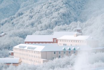 成都出发：西岭雪山包车1日游【1.成都出发 2 小时直达，乘索道登日月坪，打卡阴阳界奇观，赏云海雪山，一日玩转川西 “小瑞士”。】