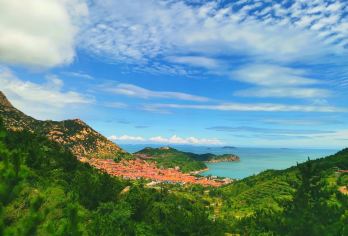 乘坐缆车探索青岛雄伟的崂山，参观啤酒博物馆【乘坐风景优美的缆车，翱翔于崂山壮丽景色之上，饱览其郁郁葱葱的山峰和迷人的海岸线风光。 在青岛啤酒博物馆深入了解中国***的啤酒的历史，您可以探索酿造传统并享受清爽的品尝体验。 知识渊博的导游将为您讲述有关崂山文化意义和青岛啤酒历史的精彩故事。】