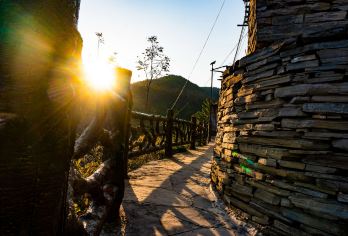 凤凰古城+凤凰熊猫园+老家寨一日游【精致小包团/怀化出发】【大山深处原始苗寨：竹山苗寨或老家寨苗寨二选一！】