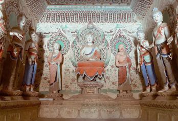 敦煌一日游：西千佛洞和玉门关（中文服务）【在敦煌古城探索古丝绸之路的氛围——通过身临其境的视觉和听觉体验重温繁华的贸易中心氛围。 欣赏西千佛洞的佛教艺术珍品——充满历史和精神虔诚的精美雕像和壁画。 站在阳关和玉门关之巅，感受壮丽的沙漠景色和古老的边塞诗歌在您眼前栩栩如生。】