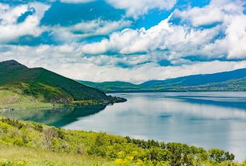 格加尔德神庙+塞凡湖一日游｜探秘亚美尼亚世界遗产与高山圣湖【探访联合国教科文组织世界遗产格加尔德修道院，欣赏千年岩凿教堂与精美石雕艺术。】