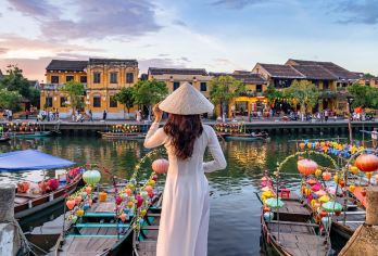 岘港出发：五行山 + 会安古城夜游（拼团导览）【下午游览五行山 – 探索神秘洞穴、古老寺庙，登高俯瞰岘港全景。 夜游会安古城 – 漫步在灯笼点缀的街巷，感受魔幻夜色与古镇风情。 拼团导览 + 岘港市中心酒店接送 – 舒适便捷，深入体验当地文化。】