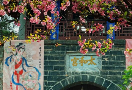 昆明石林+金殿一日游【二环内上门接送 | 贵宾私家团】【[游玩品质]充足时间饱览美景，感受神奇的喀斯特地貌，倾听吴三桂和陈圆圆的爱情故事。】