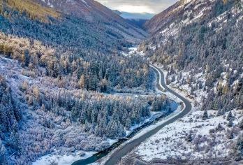 理小路一日游【360°景观公路丨森林、雪山、小桥、溪水、草甸【[缤纷景点]全新360°雪山景观公路：大二普、红石滩、结斯沟等宝藏风景区一网打尽，让旅游要素拉满！】