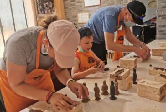 西安勇士私人探险：兵马俑、自制黏土士兵、古城墙与美食【惊叹于真人大小的陶俑，揭开****个统一帝国2200年前的秘密。 在当地作坊里，运用传统技艺制作陶土纪念品小雕像。 骑自行车游览古老的防御工事（可选），欣赏西安天际线，感受过去与现在的交融。】