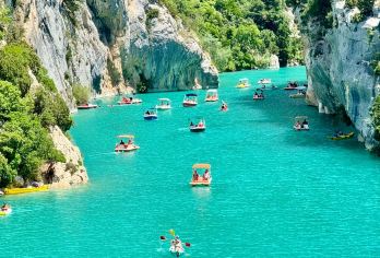 【夏日南法之旅】-圣十字湖大峡谷-瓦伦索花田|可定制【圣十字湖是普罗旺斯地区极美的内路湖，蔚蓝色的湖水，位于陡峭的凡尔登大峡谷之间，荡舟在圣十字湖中。】