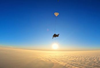海南儋州海花岛旅游度假区一日游【海花岛跳伞+空中炫酷拍摄】【[刺激体验]高空自由落体，俯瞰震撼美景；】