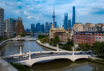 上海耀雪冰雪世界+外滩+外白渡桥+苏州河一日游【嗨玩冰雪世界的刺激，欣赏上海绚烂外滩夜景】