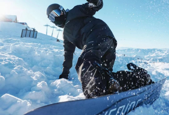 亚布力滑雪（含雪服）【不早起，随时接亚布力西站-含雪具雪板】【[沉浸体验]亚布力滑雪场滑雪3小时，含雪服雪具雪板，沉浸式体验滑雪乐趣。】