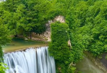 【历史回响+瀑布秘境】萨拉热窝往返+亚伊采包车一日游【串联萨拉热窝2大历史地标与亚伊采2大自然+人文核心】