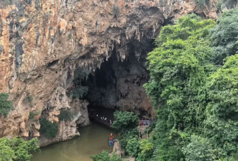 云南弥勒可邑小镇+锦屏山+东风韵+云南红酒庄一日游中英文服务【可邑小镇醉阿细跳月，锦屏弥勒笑瞰红尘，东风韵红砖筑梦，红酒庄葡香氤氲。】