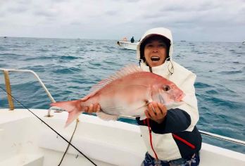 青岛海钓一日游【2-6人团/鱼饵鱼竿/专人教学/管家式服务】【[船长带队]出海钓点全掌握，0基础也无所谓】