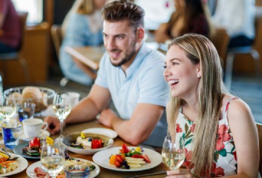 澳大利亚悉尼情人港库克船长游船2道式午餐巡游之旅【可选临窗】【搭乘悉尼港午餐游船，在船上享用现代澳洲风味料理，同时欣赏悉尼歌剧院、海港大桥与城市天际线的 360°】