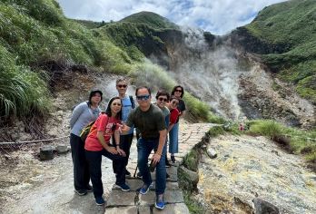 台北出发 : 阳明山＋淡水包车一日游(漫步淡江大桥上)【专车畅游阳明山与淡水两大热门景区。欣赏阳明山火山地貌、辽阔草原与四季花景，感受自然生态之美】