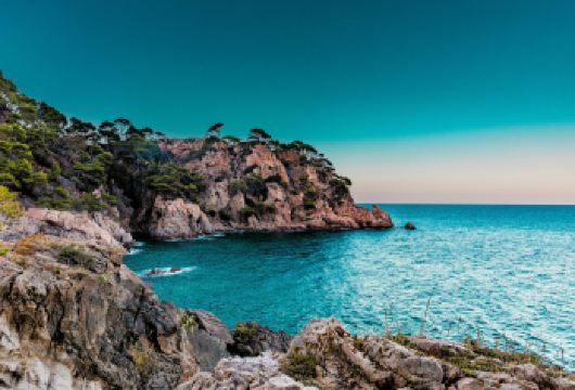 西班牙巴塞往返：蓝色大海托萨+布拉内斯--中文拼团-2人起订【滨海托萨拥有美丽的海岸线，其海滩曾被美国国家地理杂志评为世界25个迷人海滩之一。】