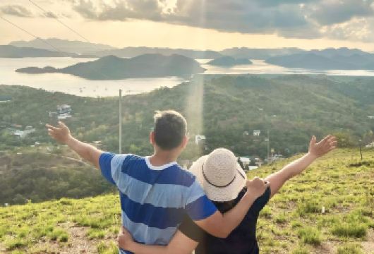 科隆镇半日游【爬上 721 级台阶到达山顶，欣赏科隆镇和周围岛屿的壮丽全景。 在科隆岛的纪念品和腰果商店购买当地手工艺品、珍珠和当地美食。 在菲律宾为数不多的天然咸水温泉中放松一下。】