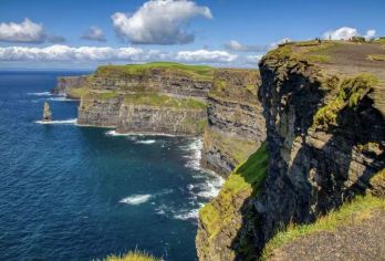 爱尔兰都柏林莫赫悬崖+巴伦国家公园一日游【悬崖有 3 万对海鸟栖息，公园藏古洞穴与季节性湖泊，兼具影视取景地魅力与科考价值。】